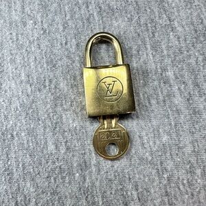AUTHENTIC LOUIS VUITTON LOCK AND KEY #212